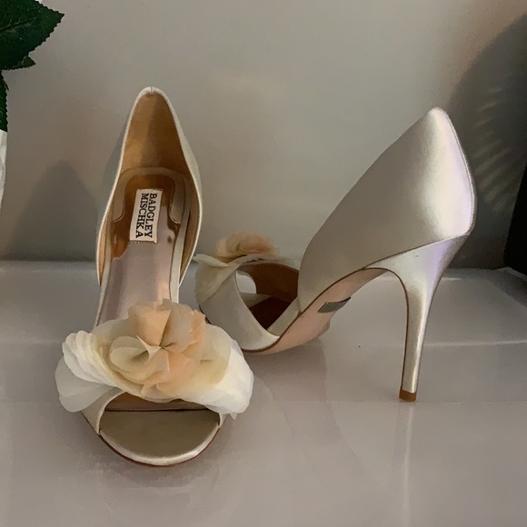 Badgley Mischka Ginseng Satin Peep-Toe Ivory Pumps - Picture 7 of 12